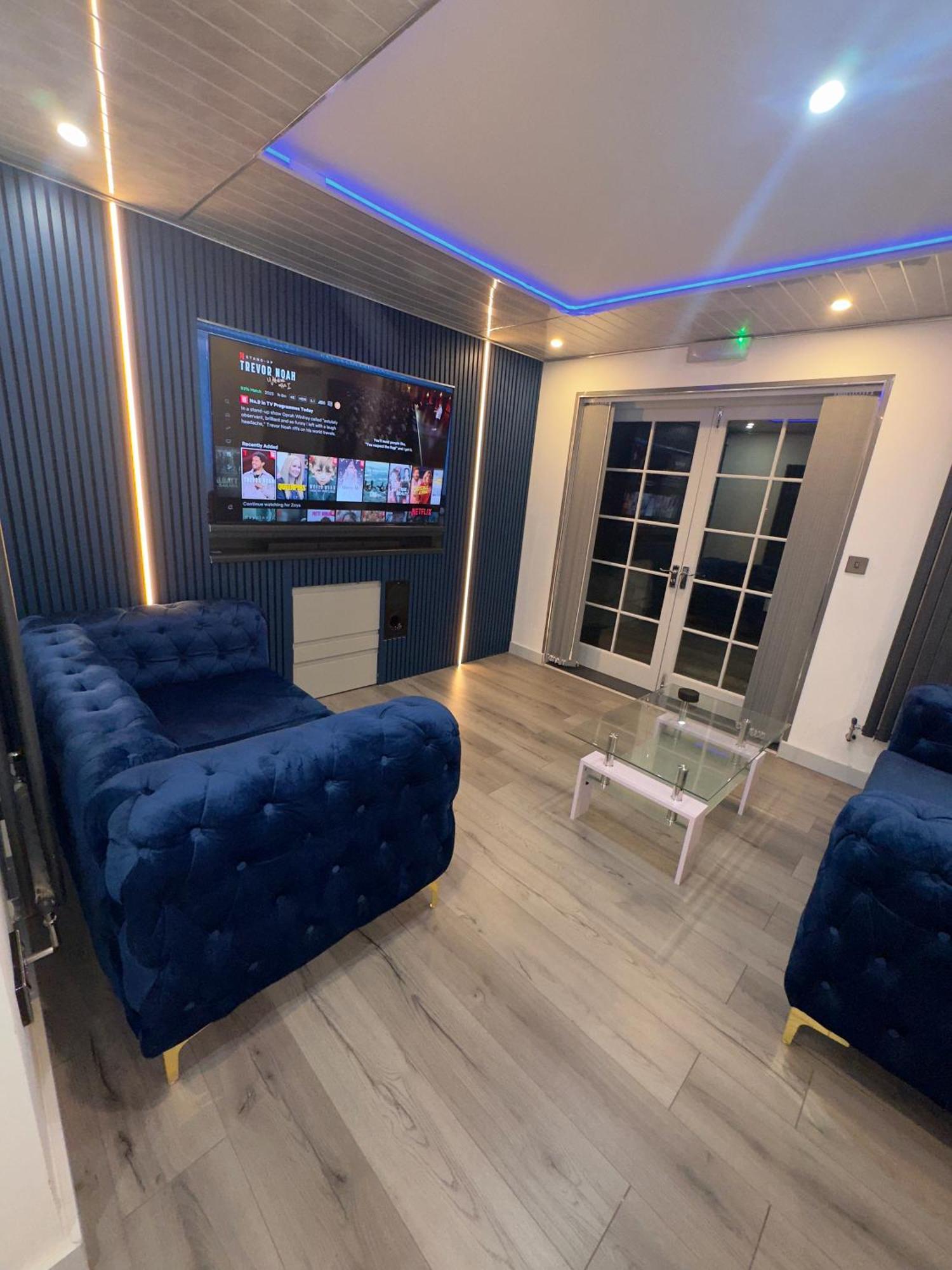 Luxxe House With Hot Tub And Pool Table Apartment Uxbridge