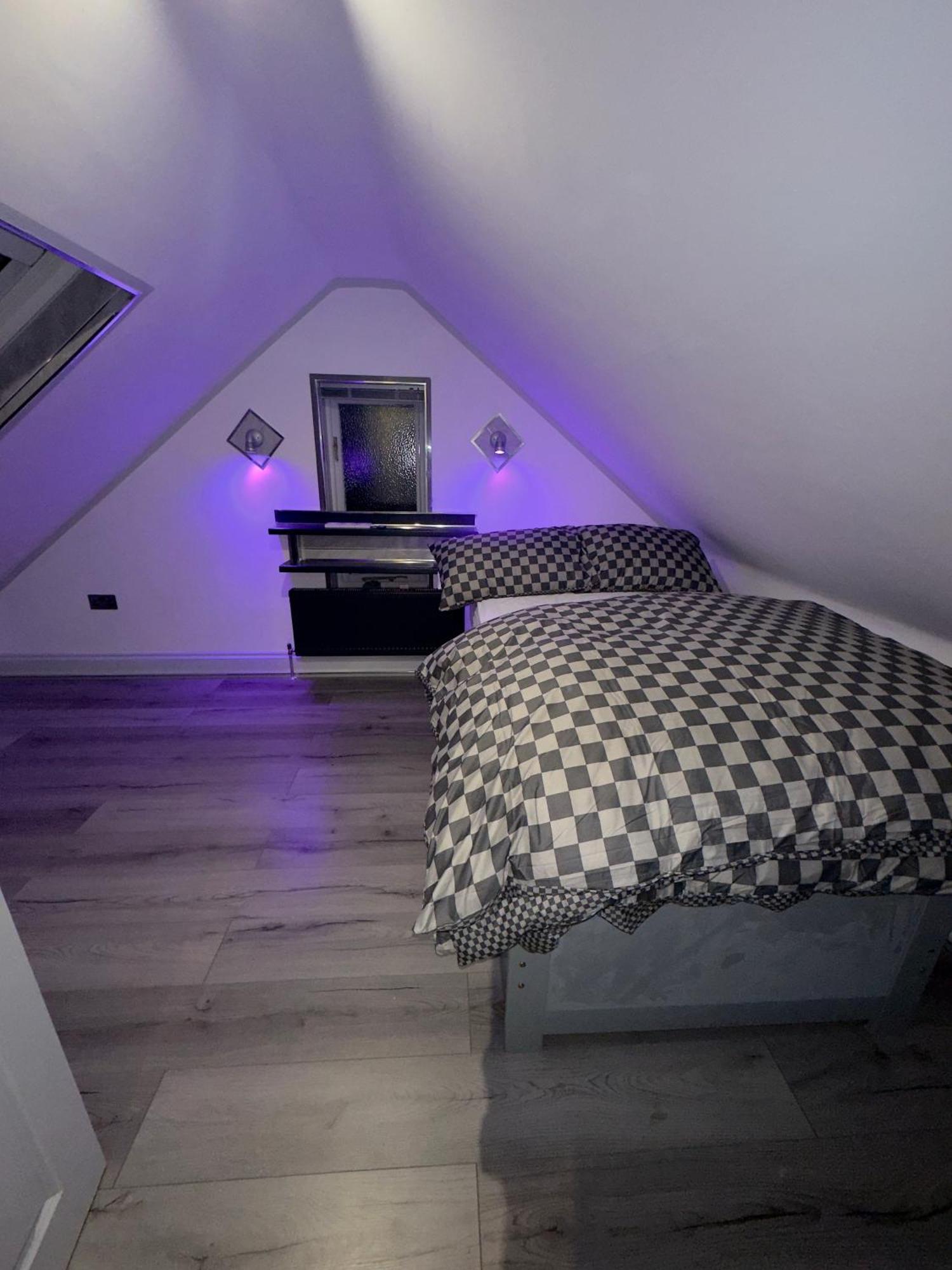 Apartment Luxxe House With Hot Tub And Pool Table